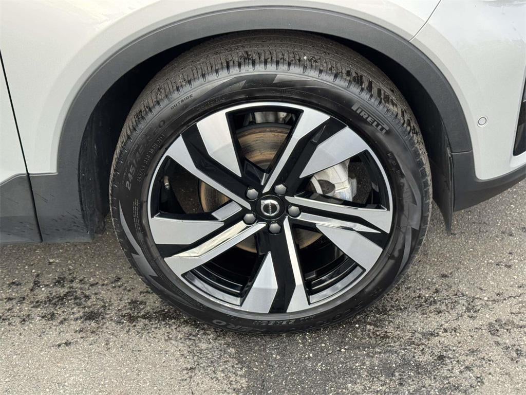 2025 Volvo XC40 B5 Plus Dark Theme