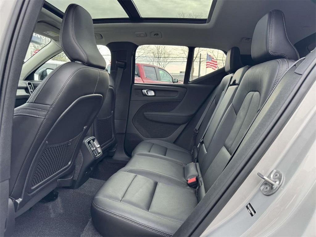 2025 Volvo XC40 B5 Plus Dark Theme