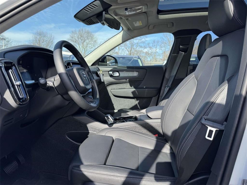 2026 Volvo XC40 Plus, B5 AWD Gas (mild hybrid), Dark