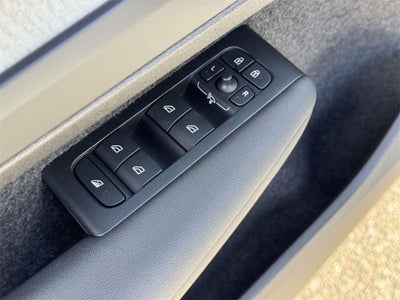 2026 Volvo XC40 Plus, B5 AWD Gas (mild hybrid), Dark