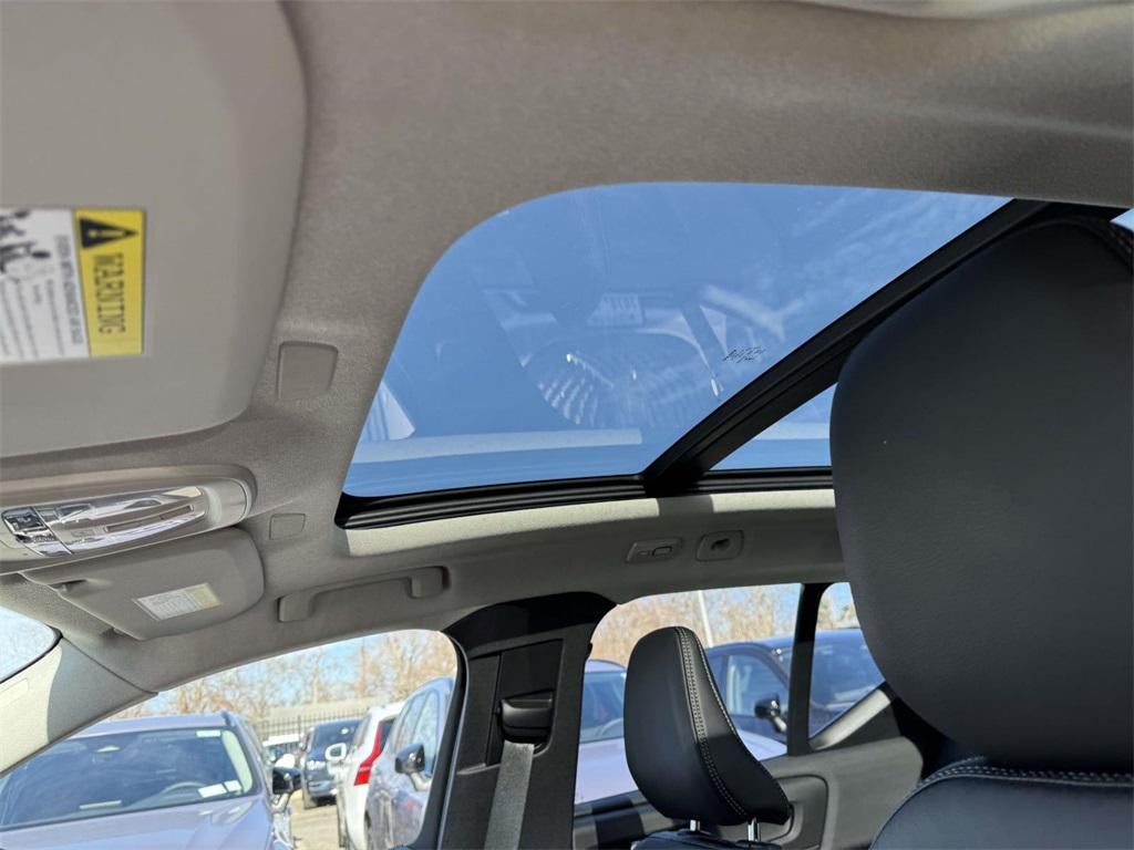 2026 Volvo XC40 Plus, B5 AWD Gas (mild hybrid), Dark