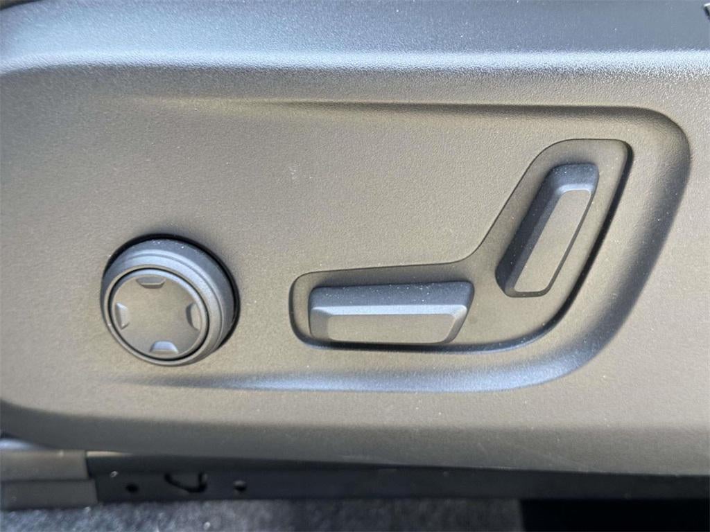 2026 Volvo XC40 Plus, B5 AWD Gas (mild hybrid), Dark