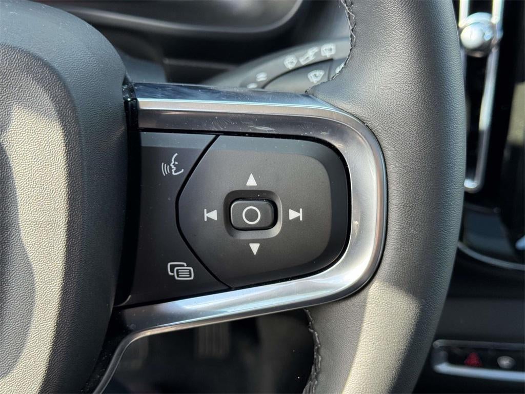 2026 Volvo XC40 Plus, B5 AWD Gas (mild hybrid), Dark