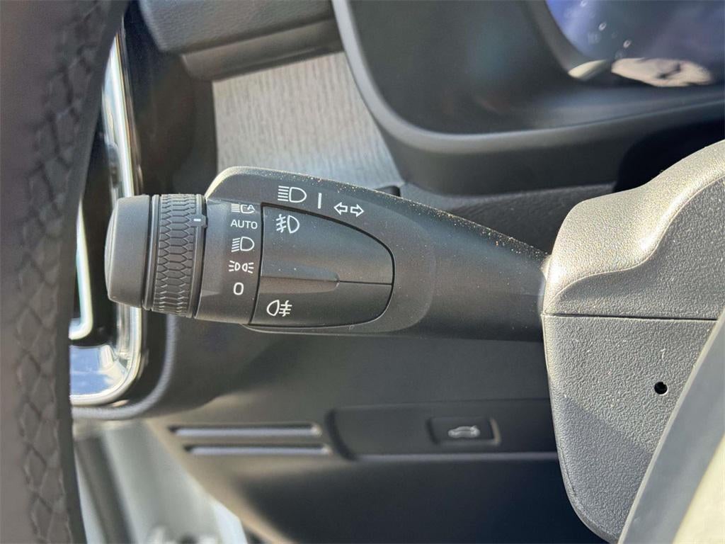 2026 Volvo XC40 Plus, B5 AWD Gas (mild hybrid), Dark