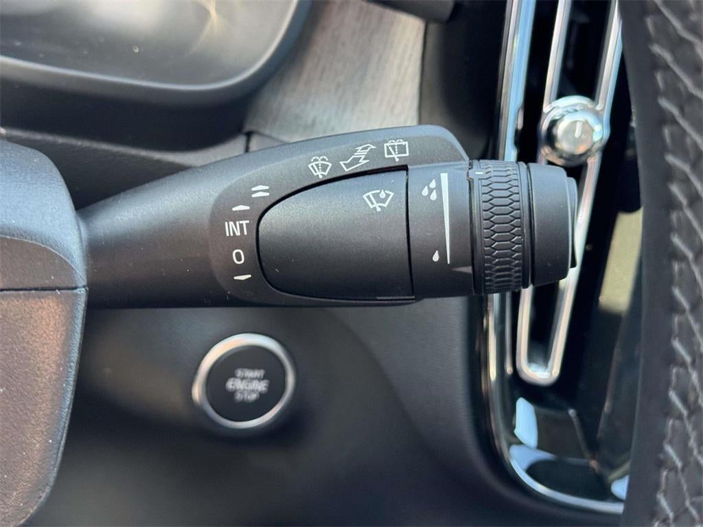 2026 Volvo XC40 Plus, B5 AWD Gas (mild hybrid), Dark