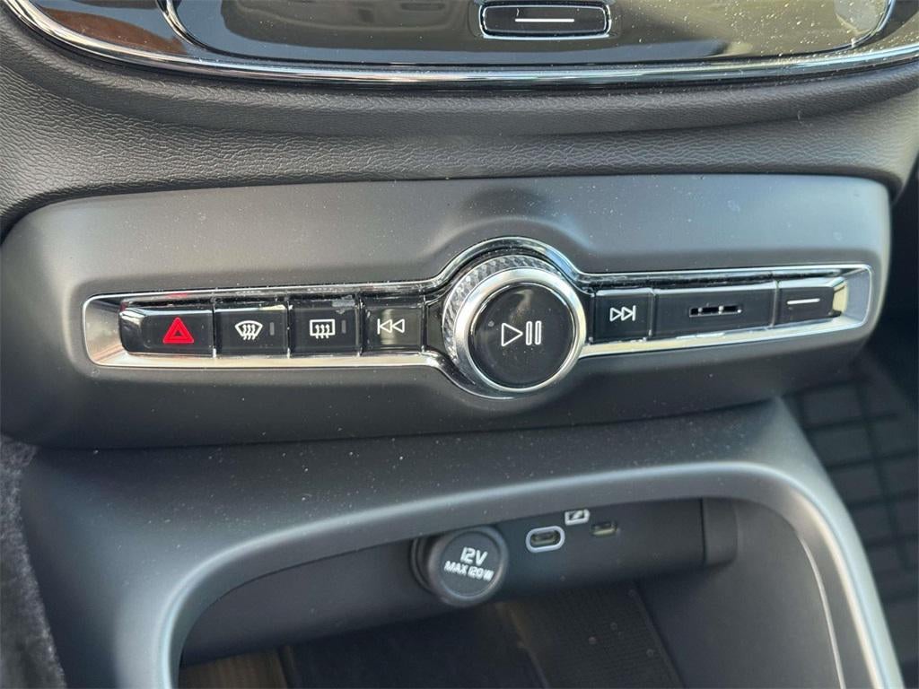 2026 Volvo XC40 Plus, B5 AWD Gas (mild hybrid), Dark