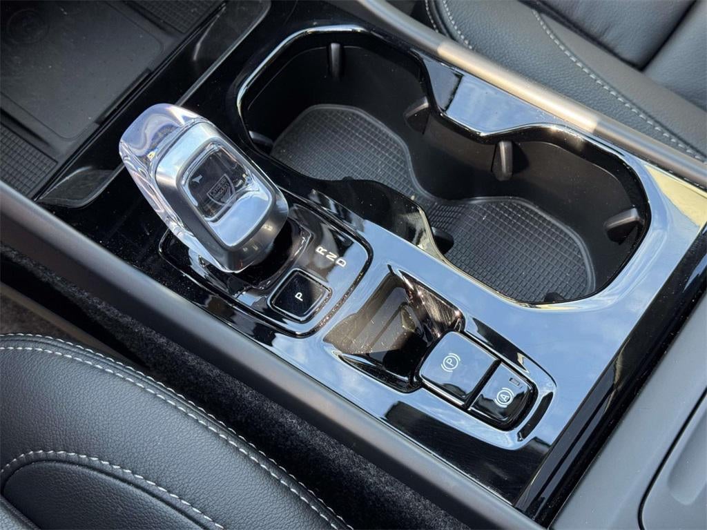 2026 Volvo XC40 Plus, B5 AWD Gas (mild hybrid), Dark