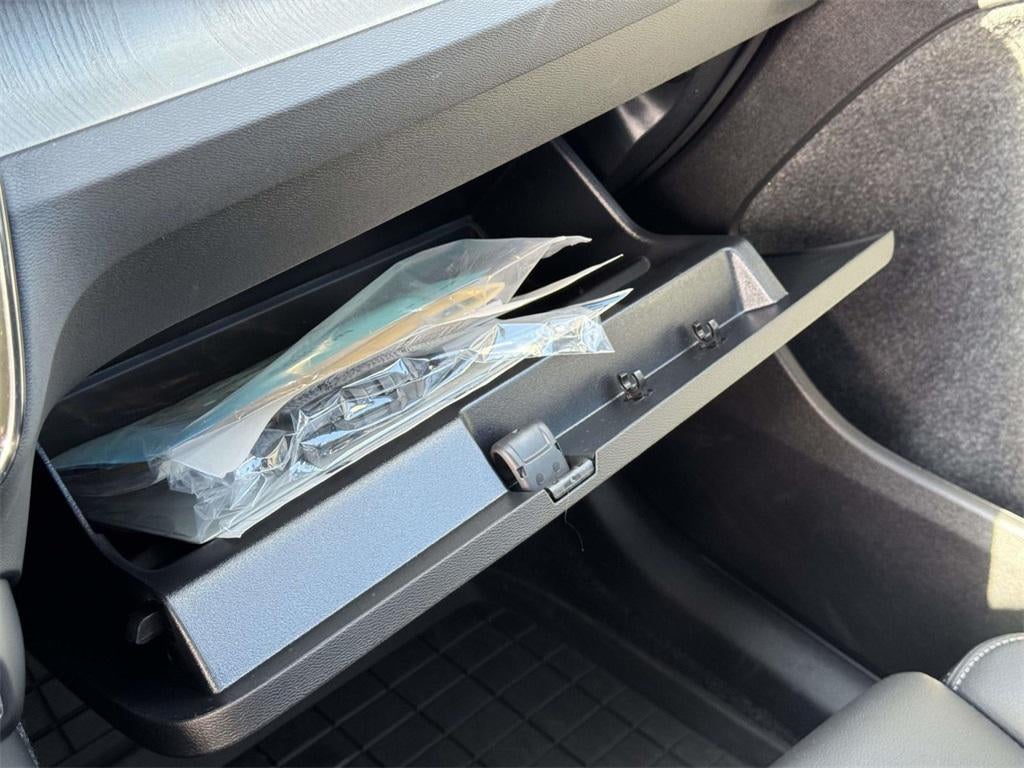 2026 Volvo XC40 Plus, B5 AWD Gas (mild hybrid), Dark