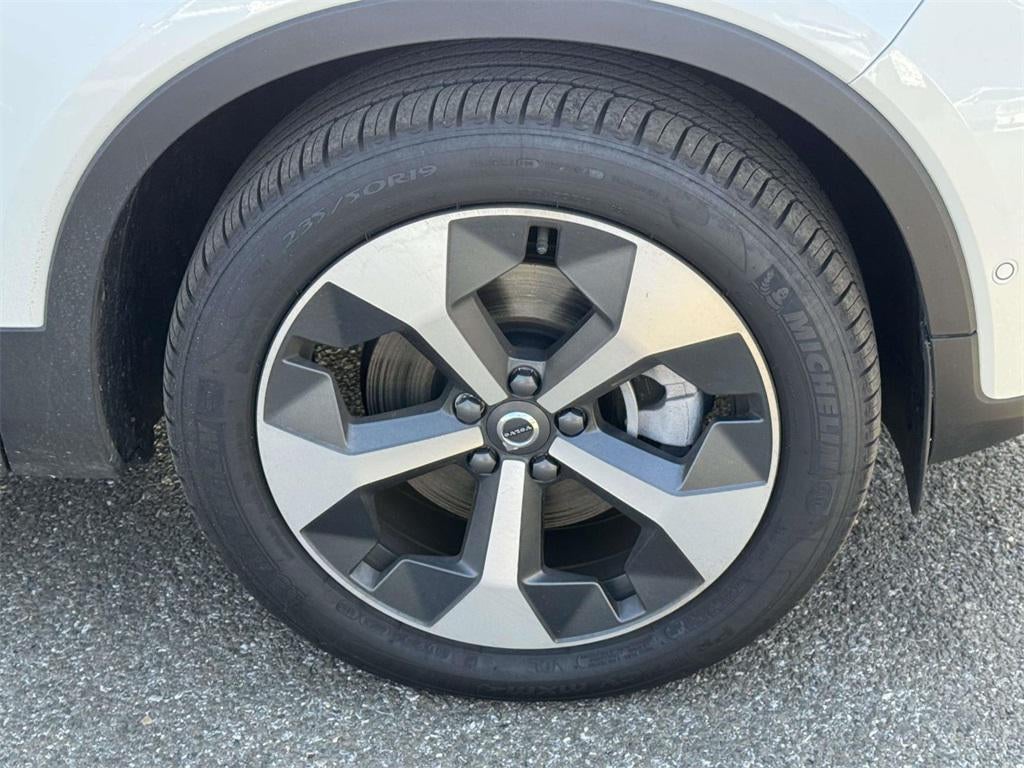 2026 Volvo XC40 Plus, B5 AWD Gas (mild hybrid), Dark