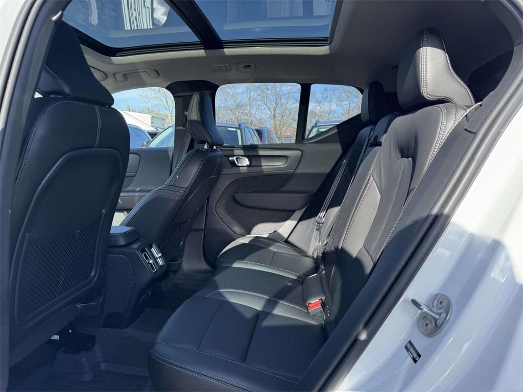 2026 Volvo XC40 Plus, B5 AWD Gas (mild hybrid), Dark