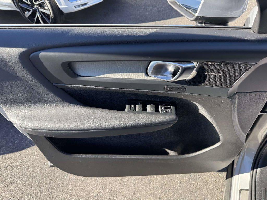 2024 Volvo XC40 B5 Plus Bright Theme