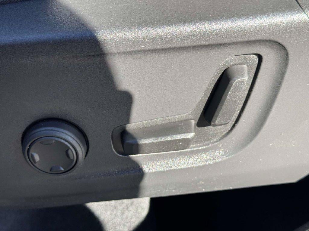 2024 Volvo XC40 B5 Plus Bright Theme