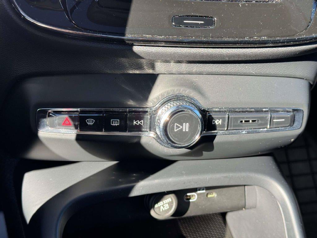 2024 Volvo XC40 B5 Plus Bright Theme