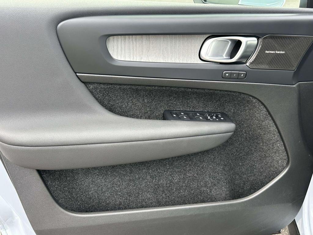 2024 Volvo XC40 B5 Plus Bright Theme