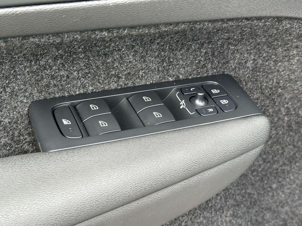 2024 Volvo XC40 B5 Plus Bright Theme