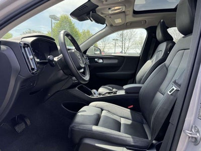 2025 Volvo XC40 B5 Plus Bright Theme