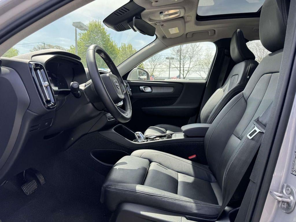 2025 Volvo XC40 B5 Plus Bright Theme