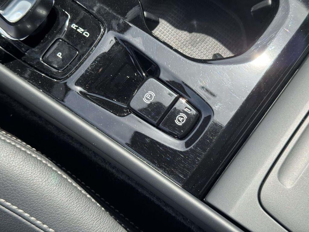 2025 Volvo XC40 B5 Plus Bright Theme