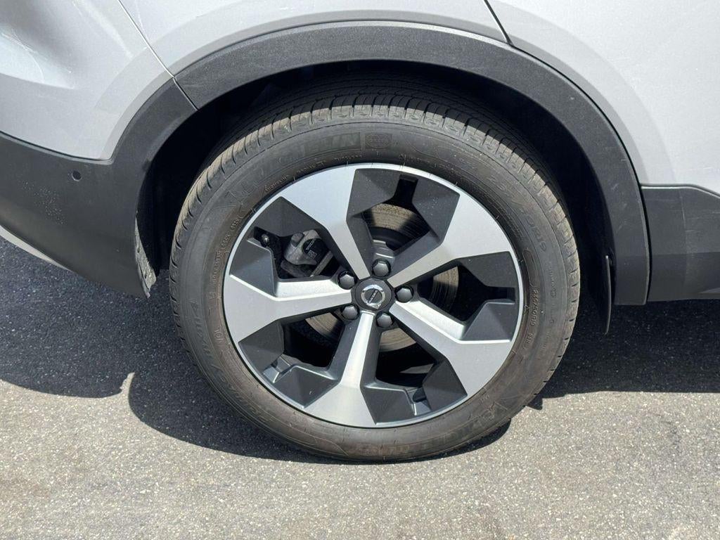 2025 Volvo XC40 B5 Plus Bright Theme