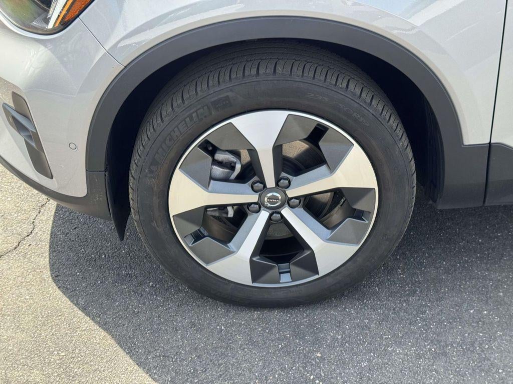 2025 Volvo XC40 B5 Plus Bright Theme