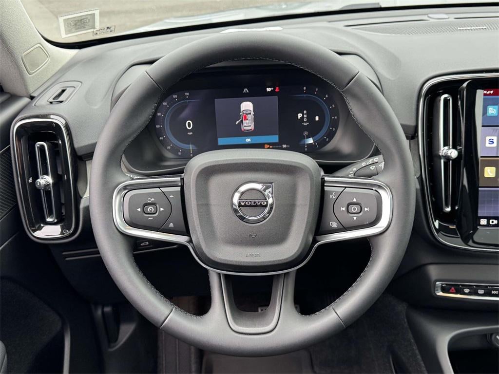2025 Volvo XC40 B5 Ultra Bright Theme