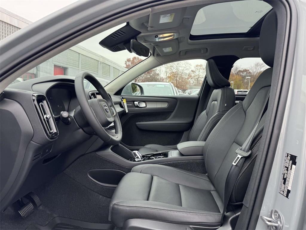 2025 Volvo XC40 B5 Ultra Bright Theme
