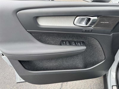 2025 Volvo XC40 B5 Ultra Bright Theme