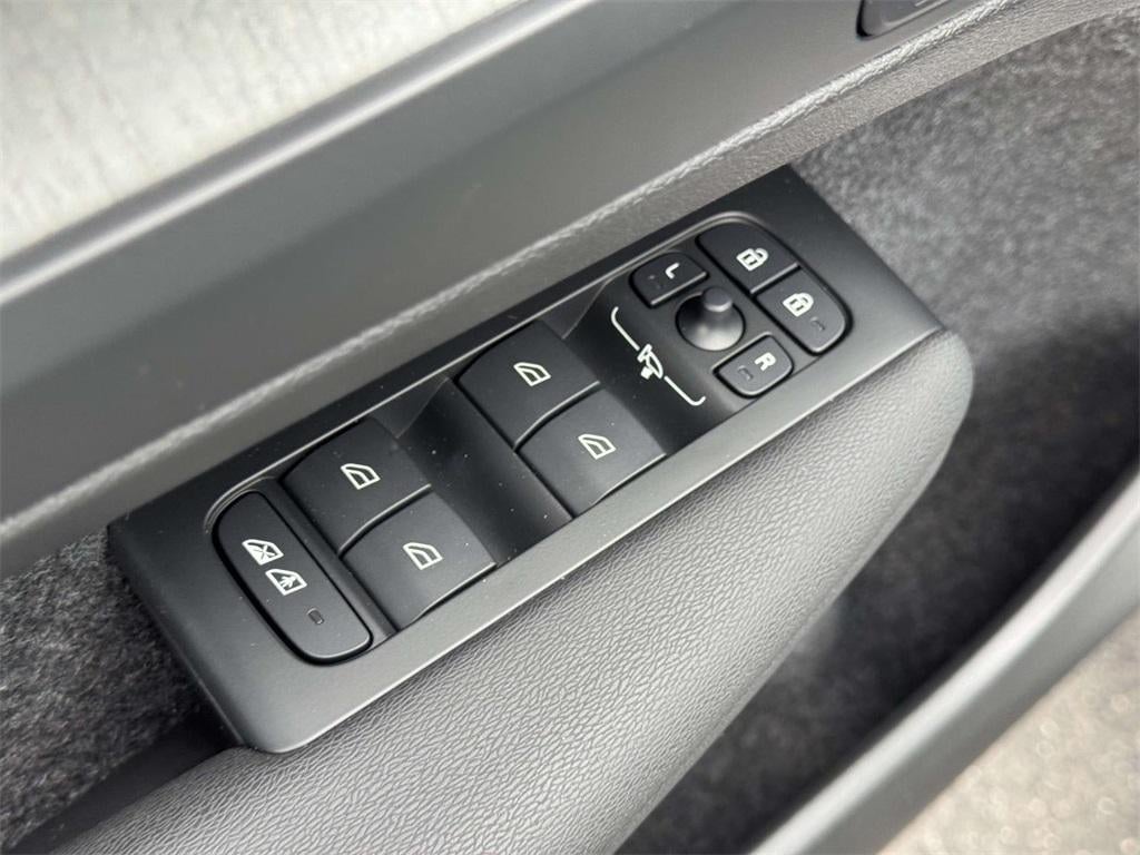 2025 Volvo XC40 B5 Ultra Bright Theme