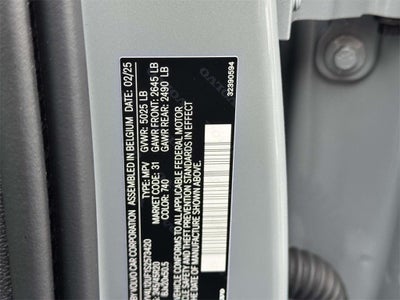 2025 Volvo XC40 B5 Ultra Bright Theme