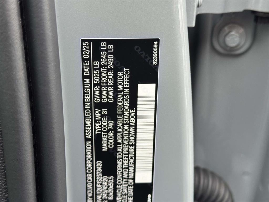 2025 Volvo XC40 B5 Ultra Bright Theme