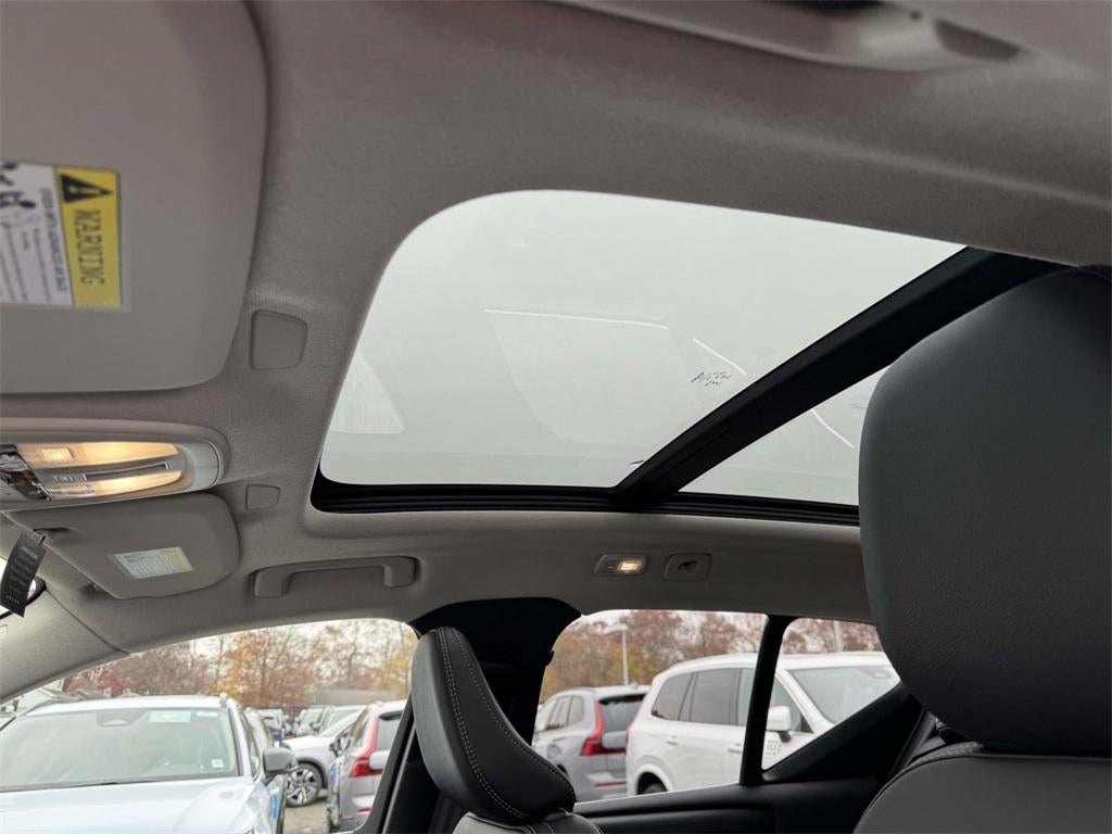 2025 Volvo XC40 B5 Ultra Bright Theme