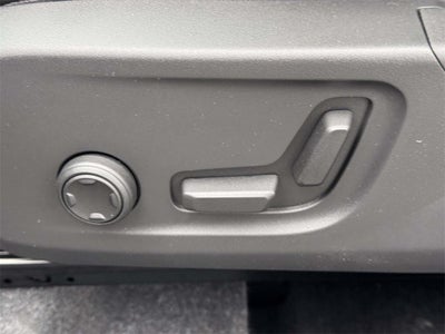 2025 Volvo XC40 B5 Ultra Bright Theme