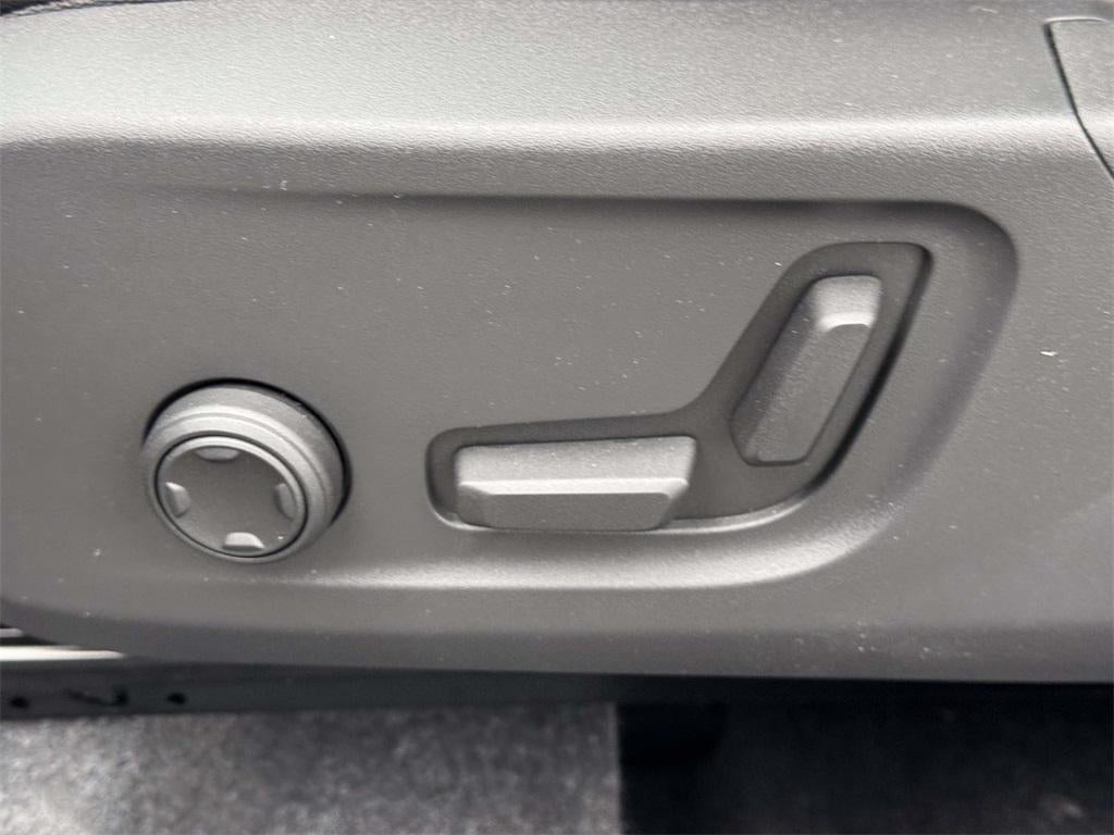 2025 Volvo XC40 B5 Ultra Bright Theme