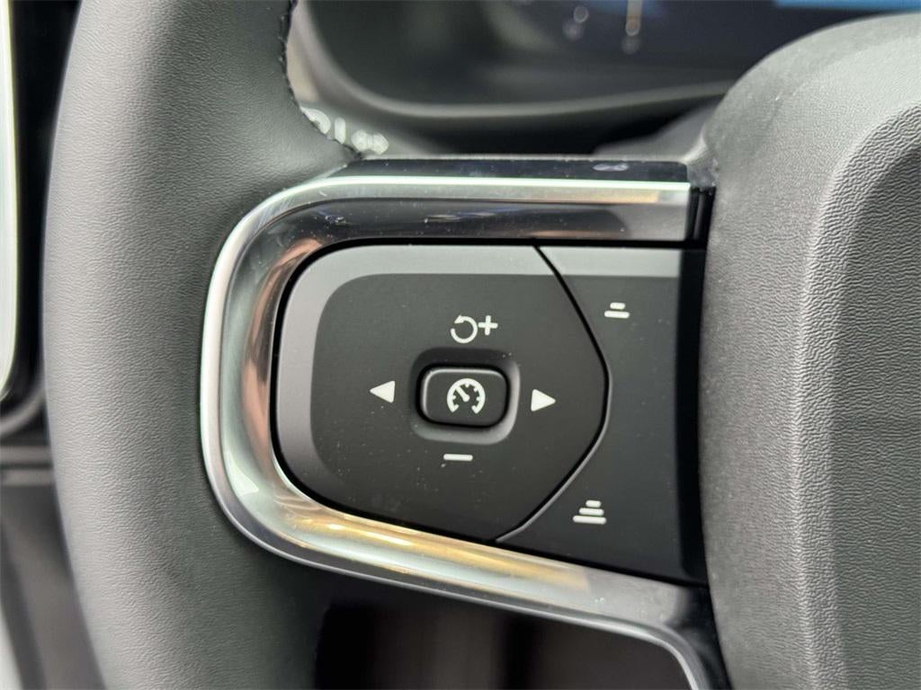 2025 Volvo XC40 B5 Ultra Bright Theme