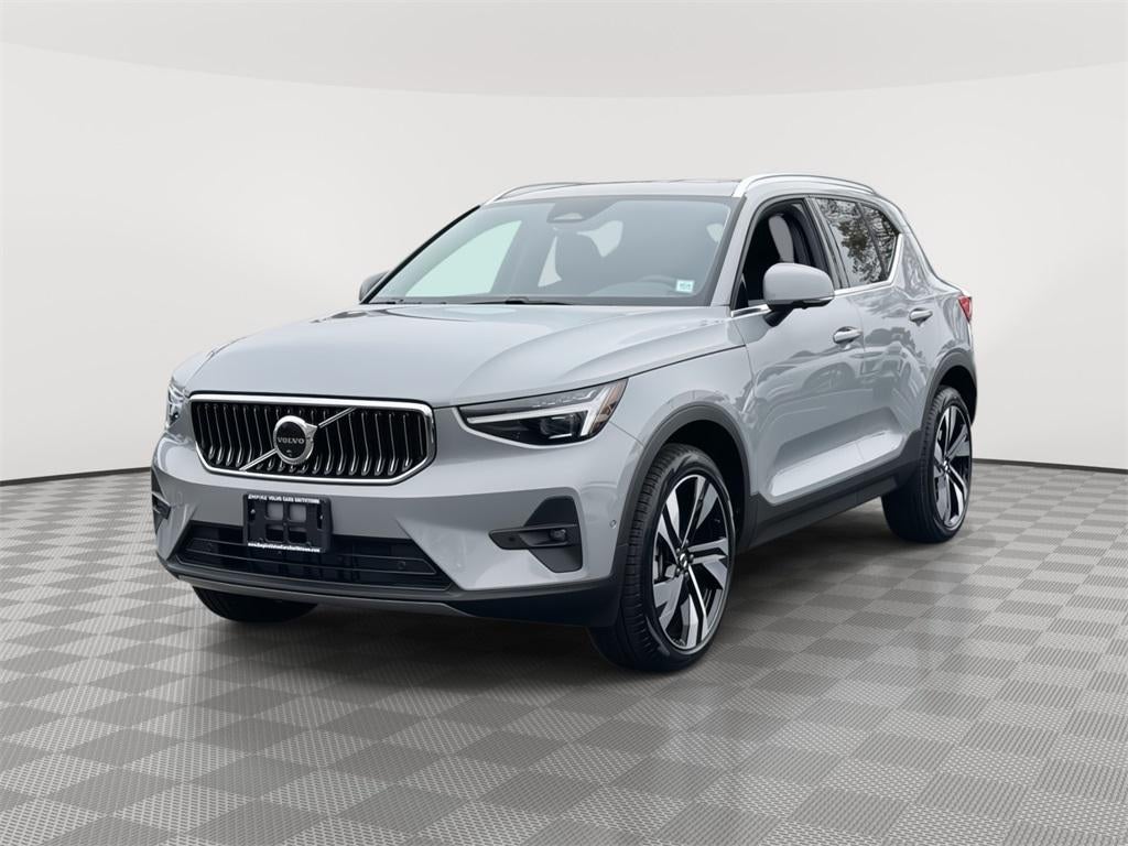 2025 Volvo XC40 B5 Ultra Bright Theme