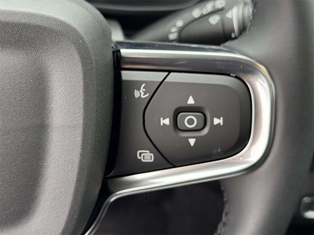 2025 Volvo XC40 B5 Ultra Bright Theme