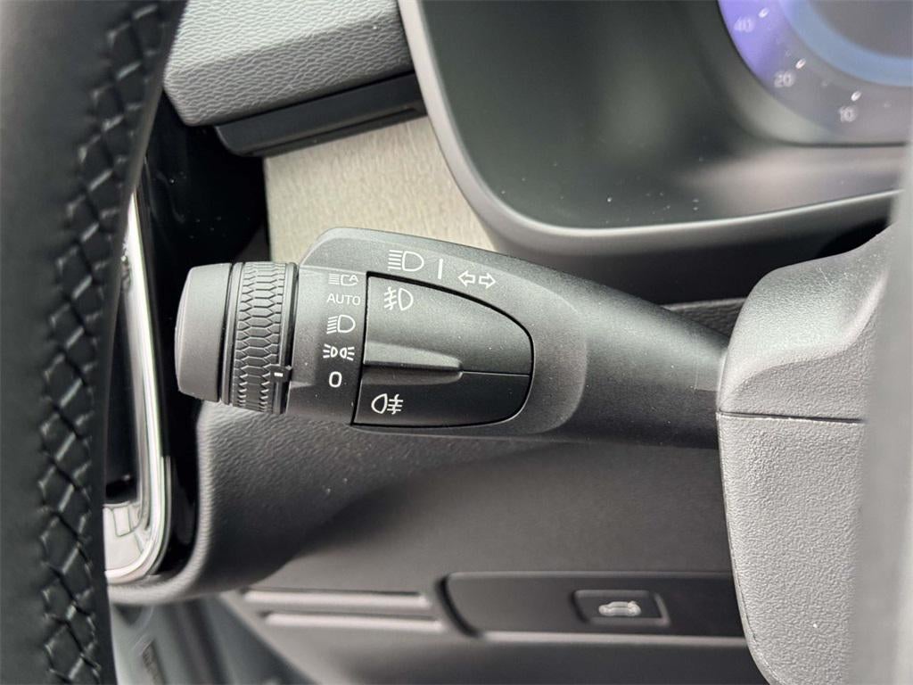 2025 Volvo XC40 B5 Ultra Bright Theme