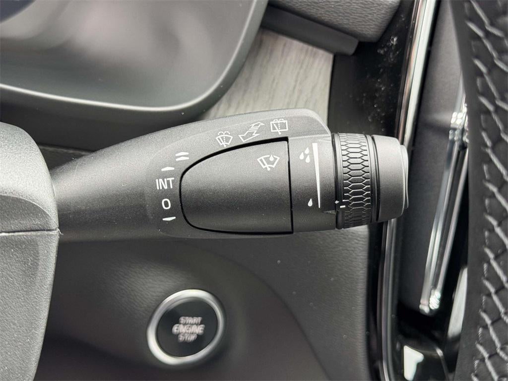 2025 Volvo XC40 B5 Ultra Bright Theme