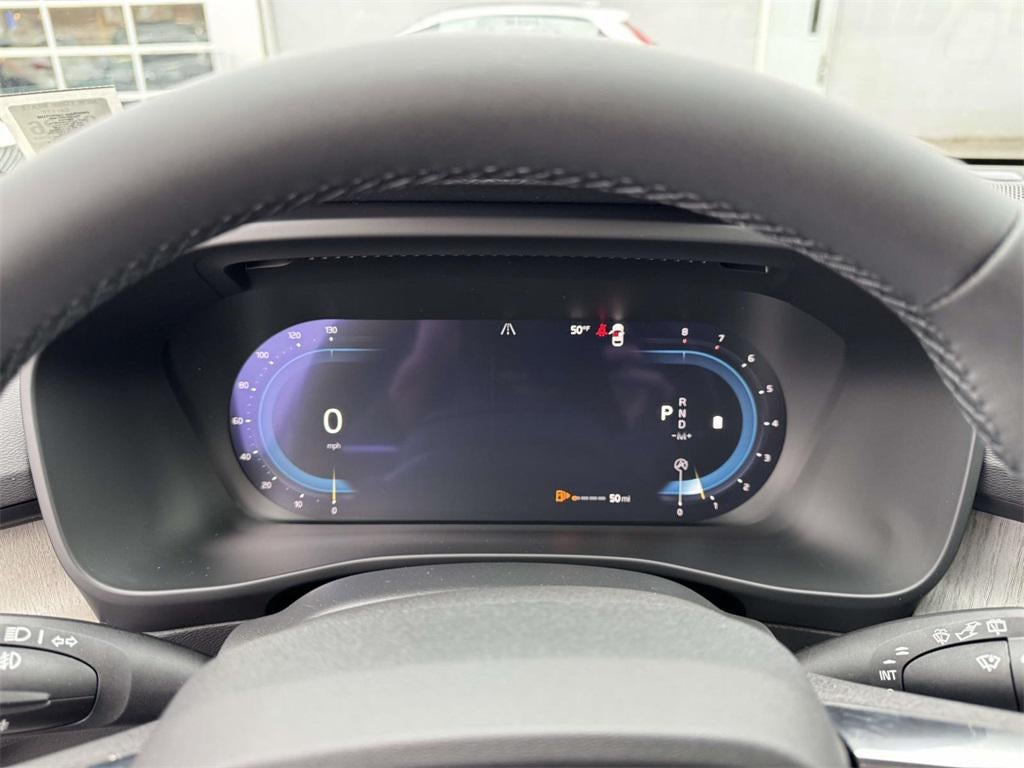 2025 Volvo XC40 B5 Ultra Bright Theme