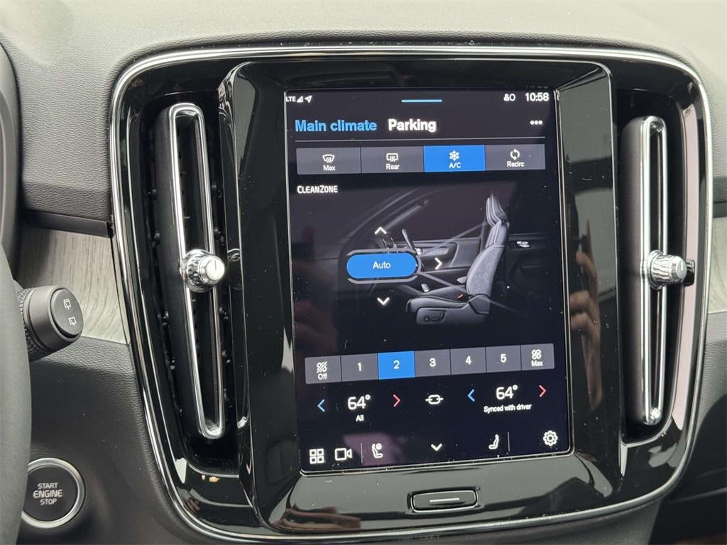 2025 Volvo XC40 B5 Ultra Bright Theme