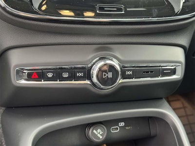 2025 Volvo XC40 B5 Ultra Bright Theme