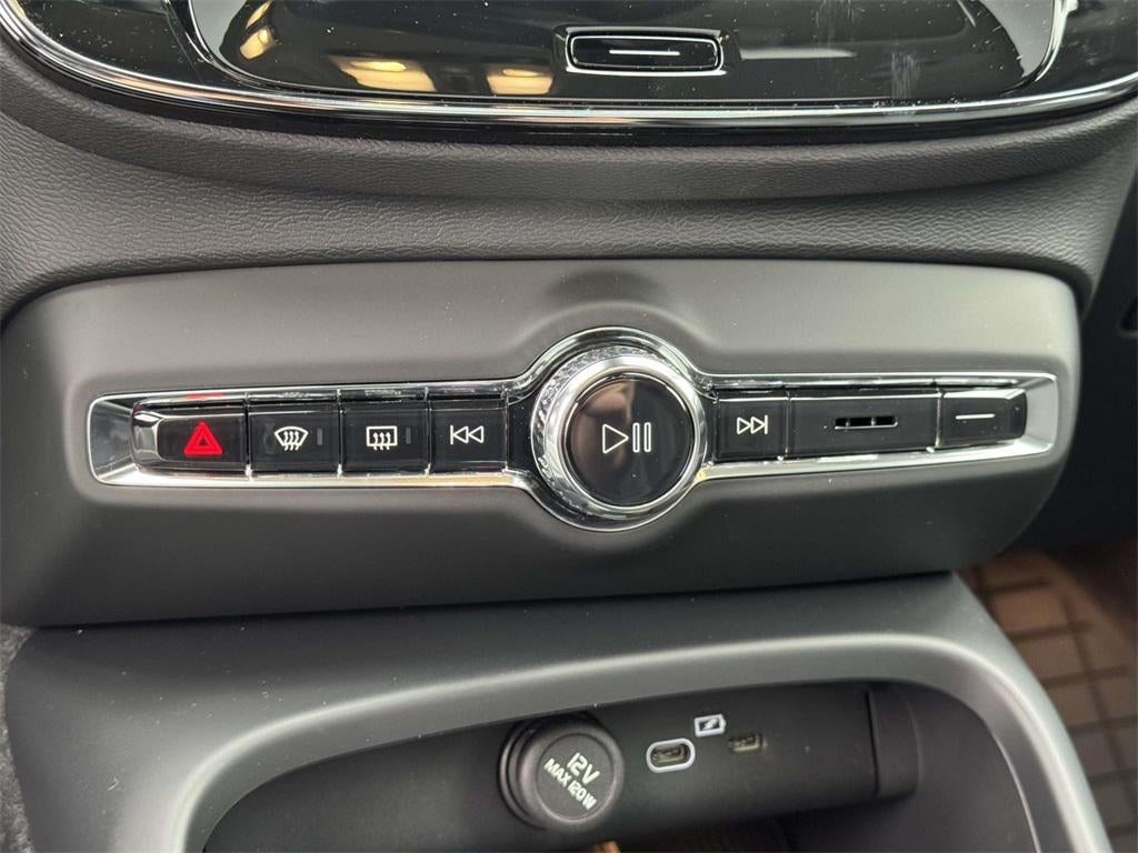 2025 Volvo XC40 B5 Ultra Bright Theme