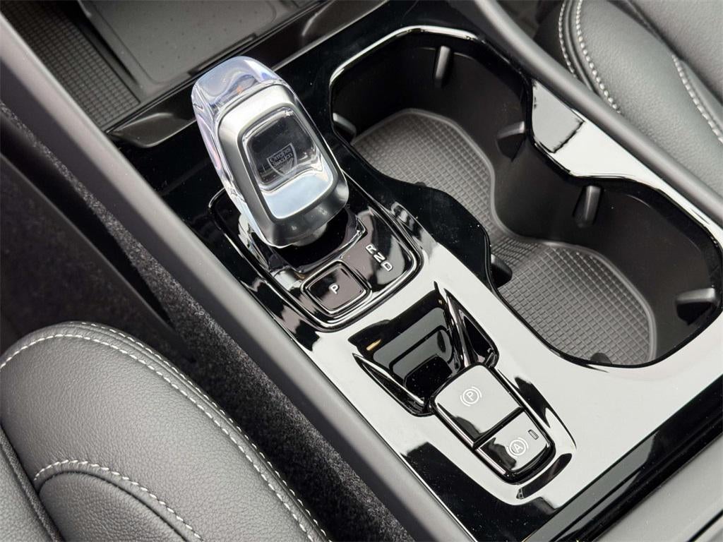 2025 Volvo XC40 B5 Ultra Bright Theme