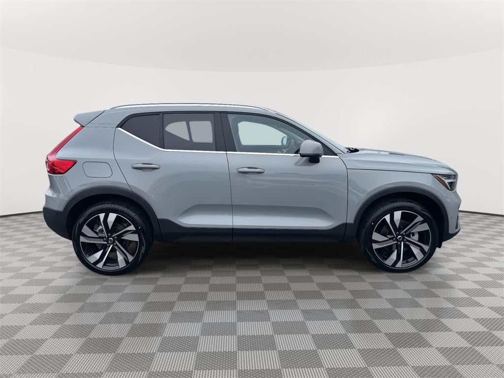 2025 Volvo XC40 B5 Ultra Bright Theme