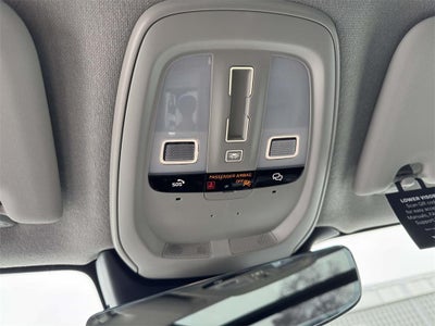 2025 Volvo XC40 B5 Ultra Bright Theme