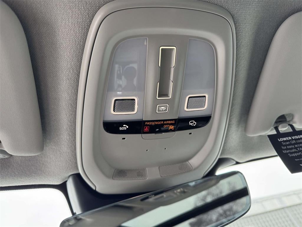 2025 Volvo XC40 B5 Ultra Bright Theme