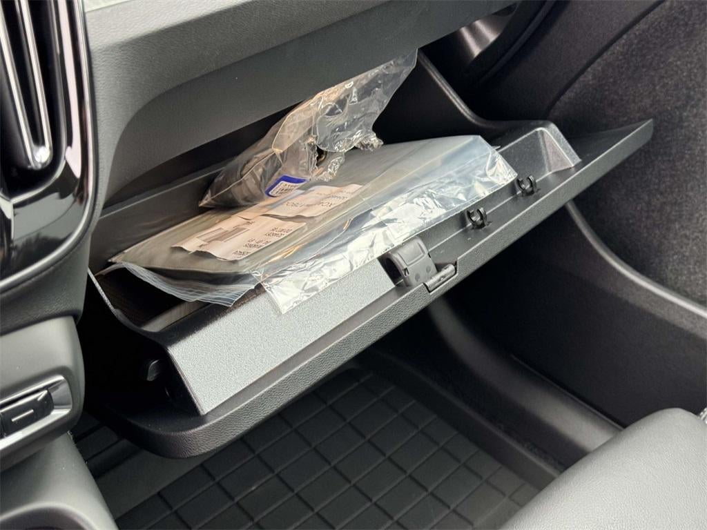 2025 Volvo XC40 B5 Ultra Bright Theme