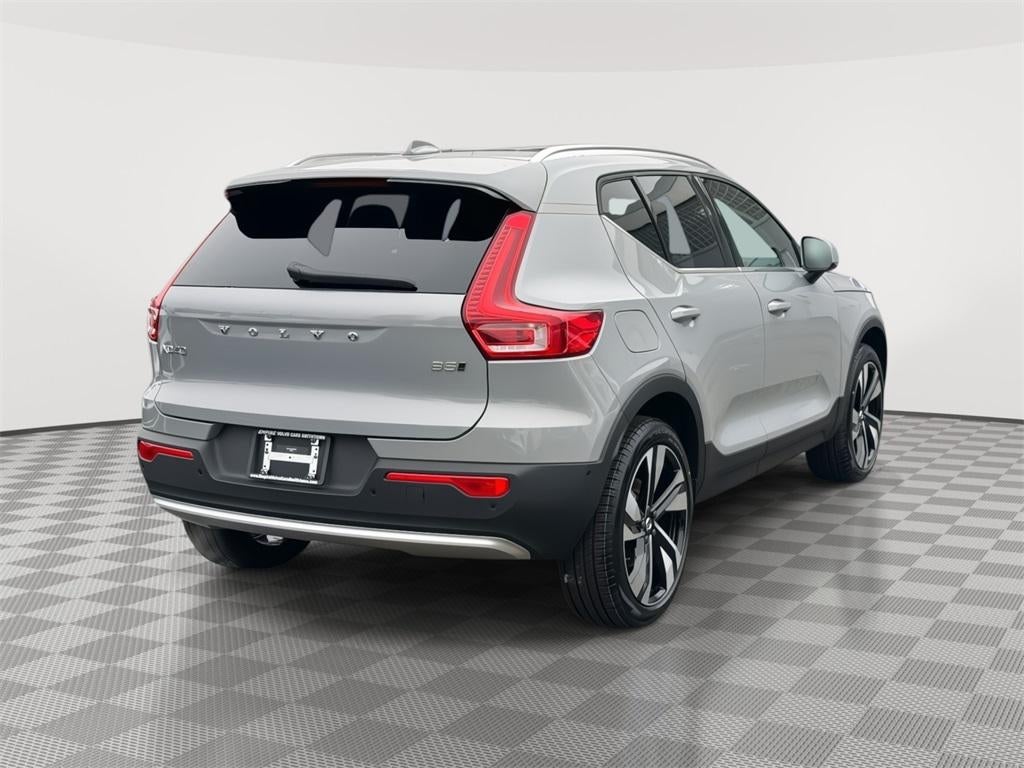 2025 Volvo XC40 B5 Ultra Bright Theme