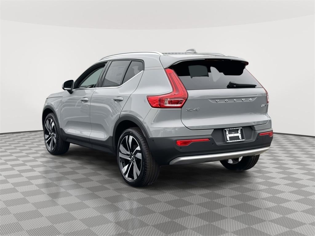 2025 Volvo XC40 B5 Ultra Bright Theme