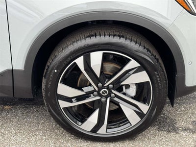 2025 Volvo XC40 B5 Ultra Bright Theme